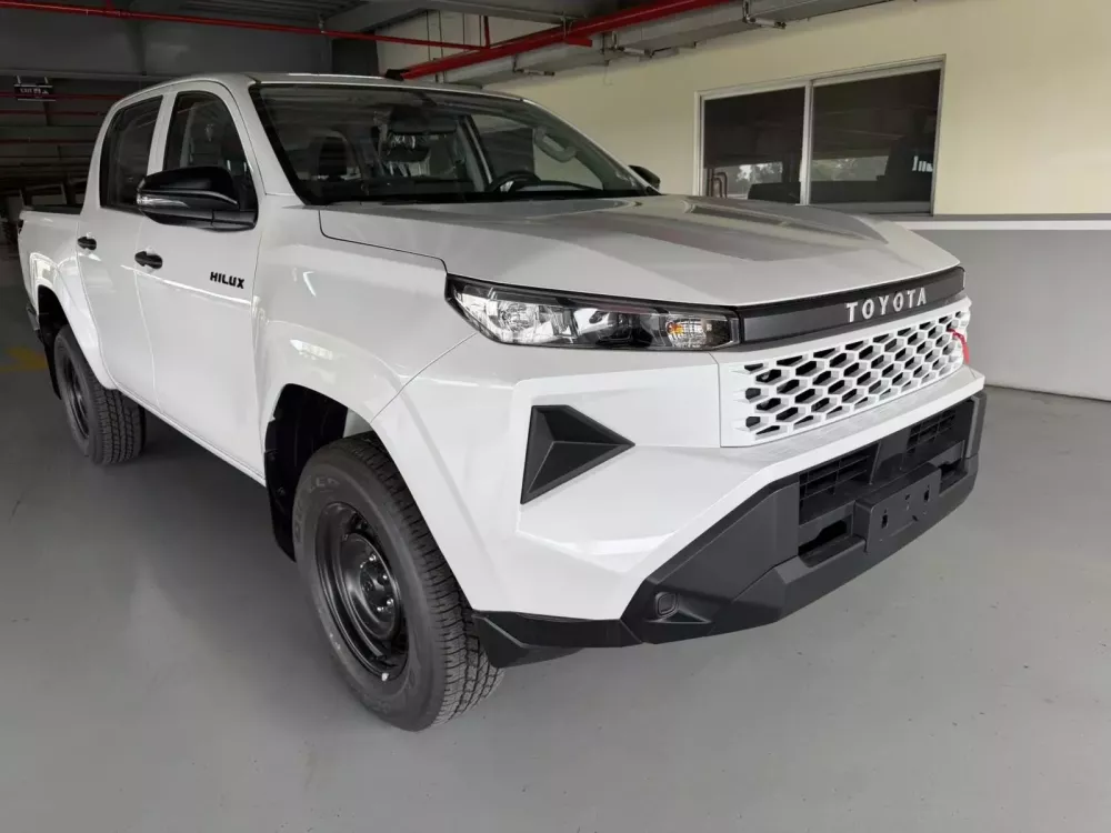 toyota-hilux-tieu-chuan-2-8-4x2-mt-4-f339
