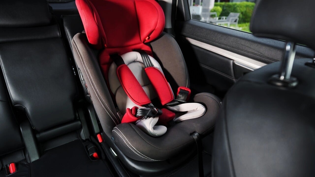 Từ 1/1/2026, buộc phải có ghế an toàn cho trẻ dưới 10 tuổi ngồi ô tô