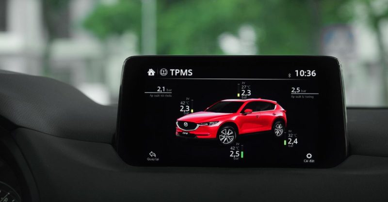 Giao diện của cảm biến áp suất Ellisafe J43 thiết kế hiện đại hiển thị trọn vẹn trên màn zin Mazda
