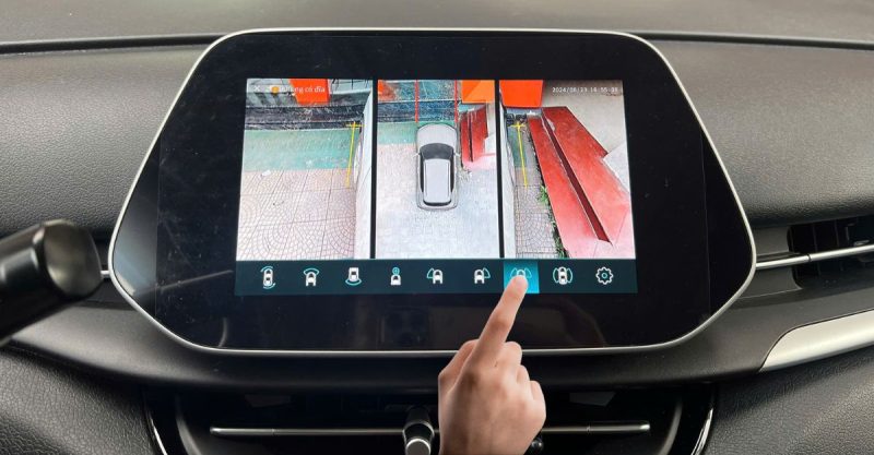 Thao tác cảm ứng điều chỉnh camera 360 độ V6VF5 trực tiếp trên màn zin của xe VinFast VF5