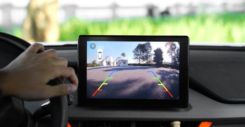 Hệ thống màn hình Android Elliview H1 được hỗ trợ hiển thị camera lùi sắc nét