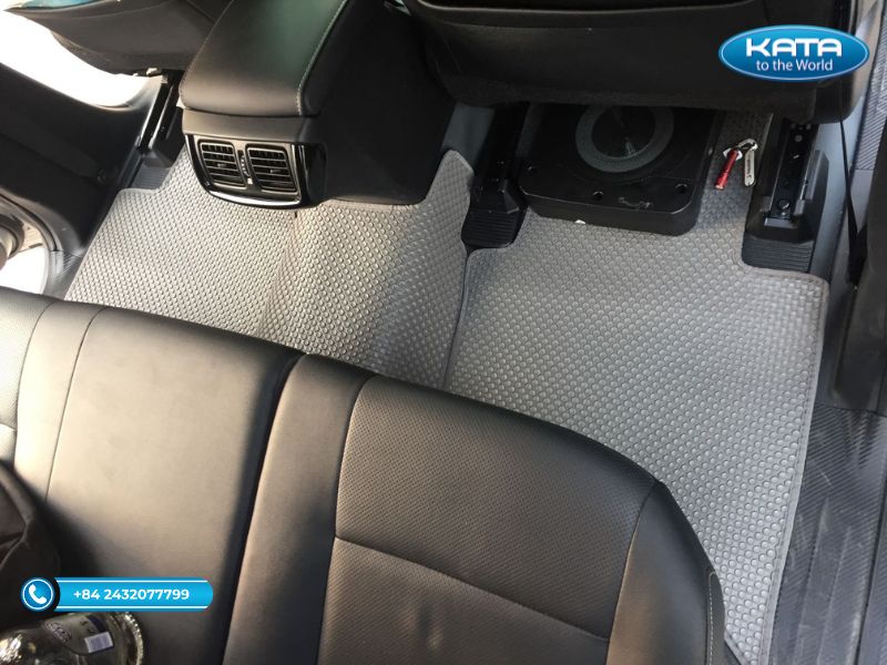 tham-lot-san-o-to-Toyota-Hilux-ghe-hang-2