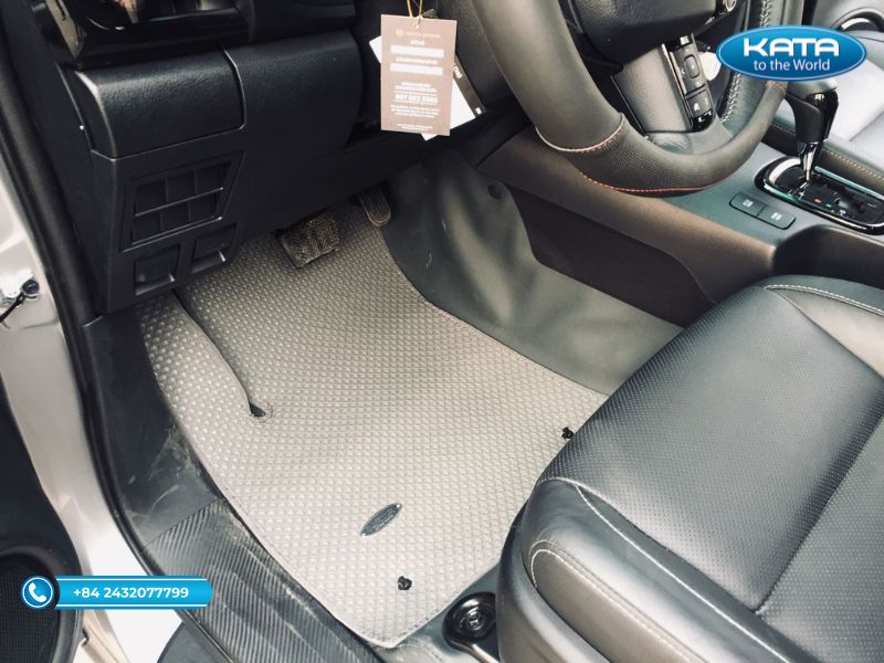 tham-lot-san-o-to-Toyota-Hilux-ghe-lai